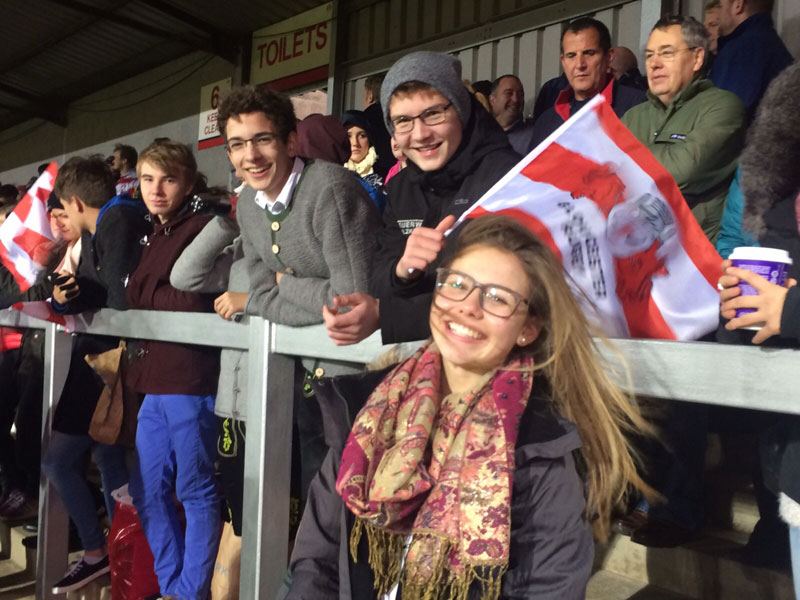 Besuch eines Rugbyspiels: Auf der Tribüne